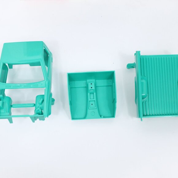 Toyota 1992 4X4 Pickup Truck 1/20 Lindberg Vintage Model Kit #72506 - Picture 12 of 14